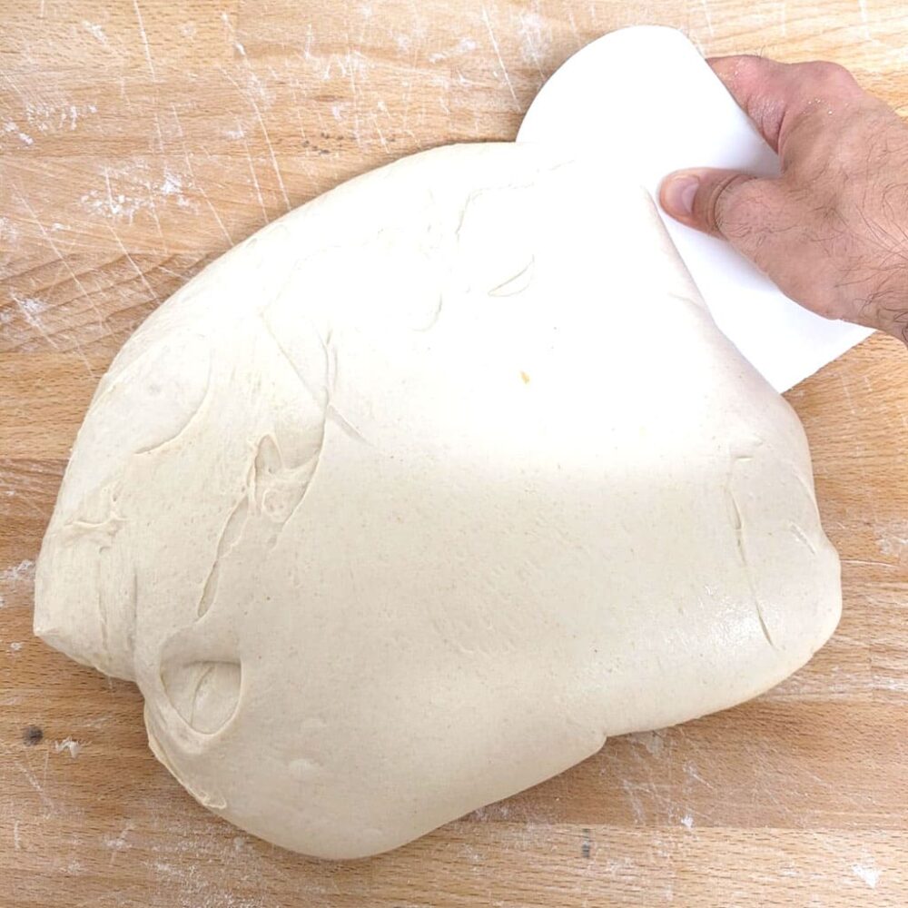 Boulanger utilisant une corne pour sa pâte à pain